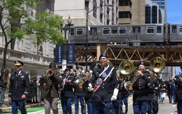 Illinois National Guard Honors Veterans During Chicago Memorial Day Parade