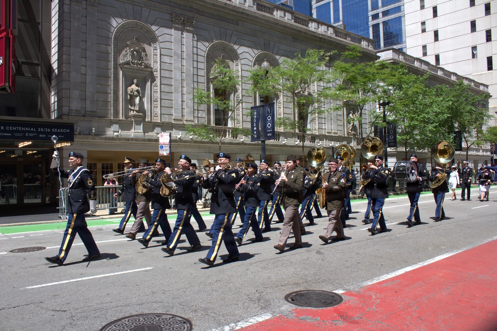 Illinois National Guard Honors Veterans During Chicago Memorial Day Parade