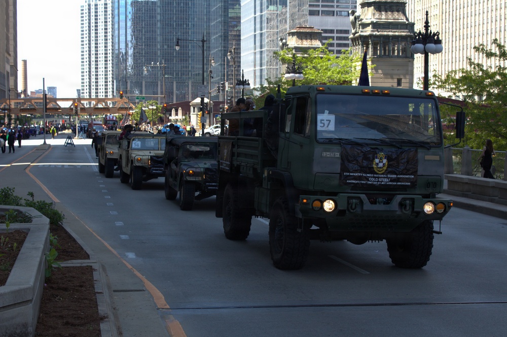 Illinois National Guard Honors Veterans During Chicago Memorial Day Parade