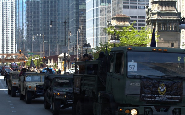 Illinois National Guard Honors Veterans During Chicago Memorial Day Parade