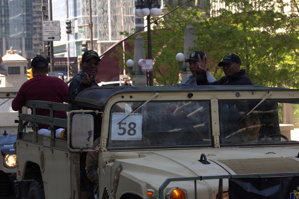 Illinois National Guard Honors Veterans During Chicago Memorial Day Parade
