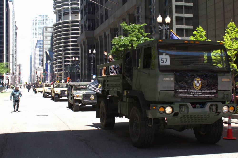 Illinois National Guard Honors Veterans During Chicago Memorial Day Parade