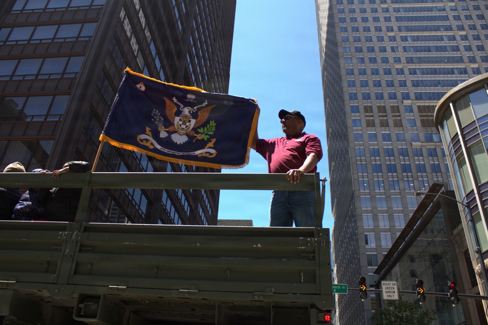 Illinois National Guard Honors Veterans During Chicago Memorial Day Parade