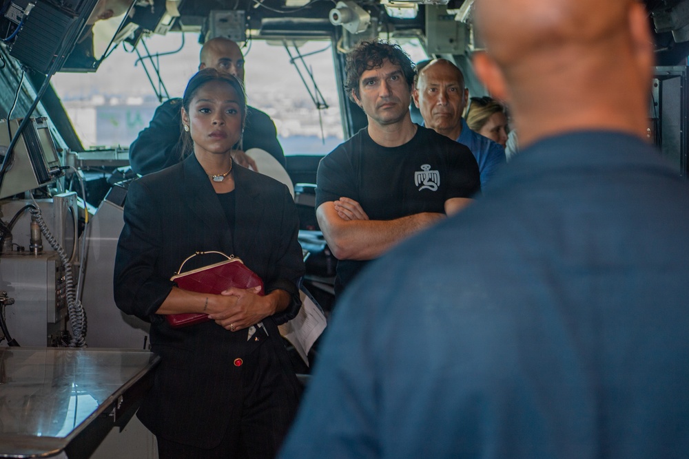 "Marshals" Actress Tours USS Essex