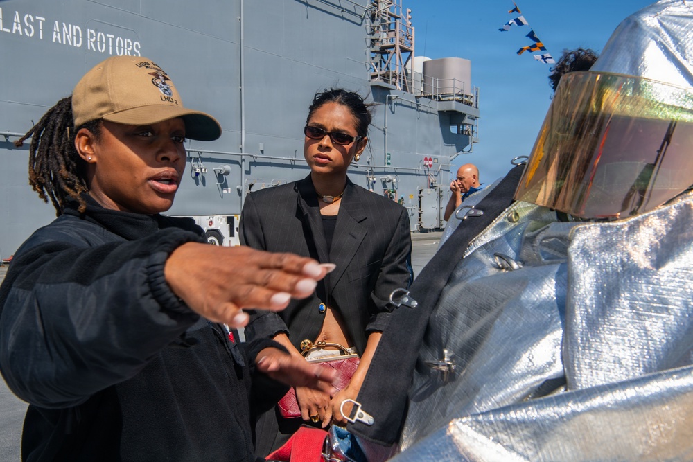 "Marshals" Actress Tours USS Essex