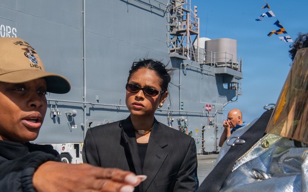 "Marshals" Actress Tours USS Essex