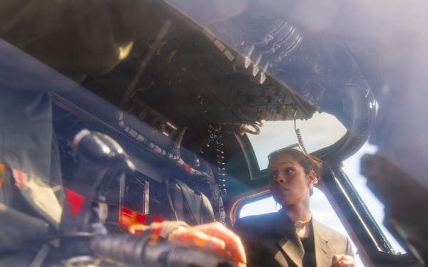 "Marshals" Actress Tours USS Essex