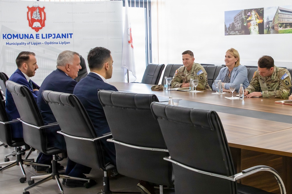 KFOR RC-East strengthens partnership with Lipjan/Lipljan mayor