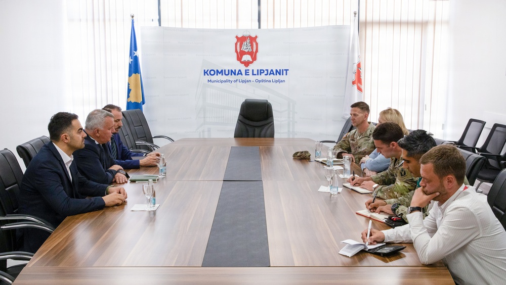 KFOR RC-East strengthens partnership with Lipjan/Lipljan mayor