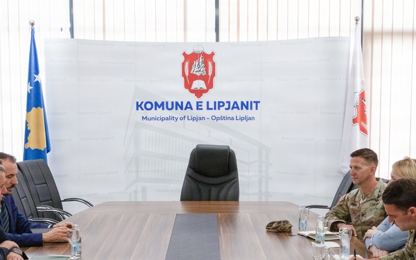 KFOR RC-East strengthens partnership with Lipjan/Lipljan mayor