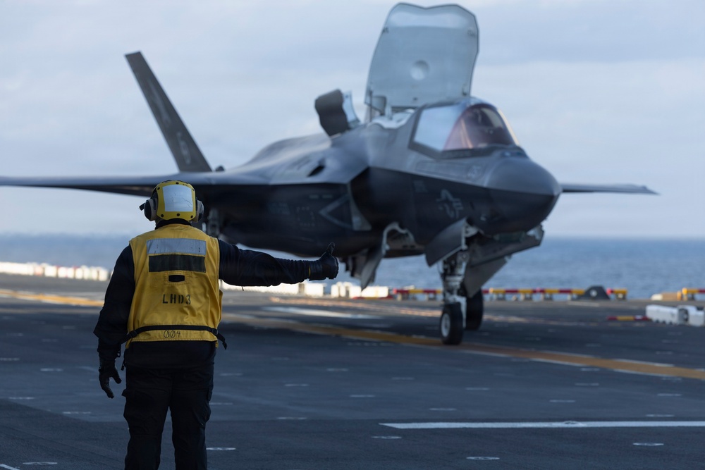 USS KEARSARGE Conducts Flight Operations
