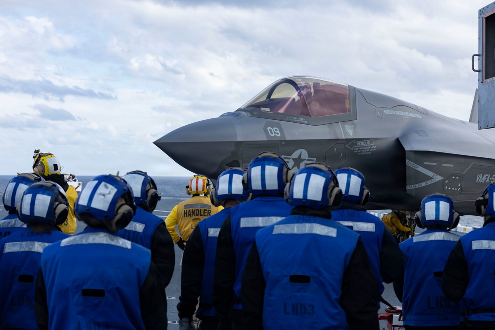 USS KEARSARGE Conducts Flight Operations