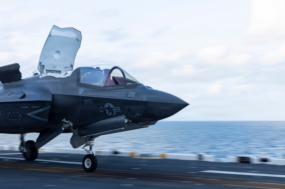 USS KEARSARGE Conducts Flight Operations