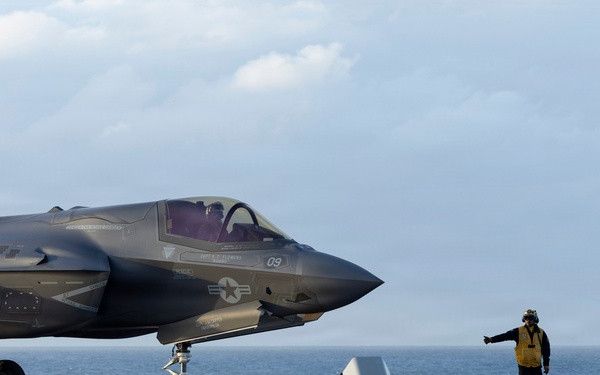USS KEARSARGE Conducts Flight Operations