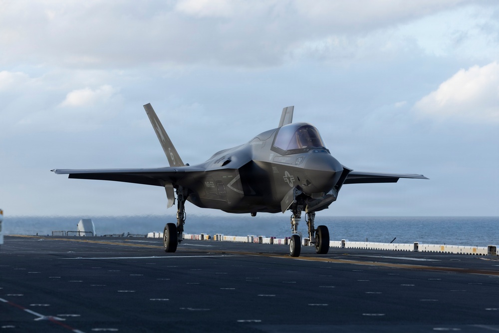 USS KEARSARGE Conducts Flight Operations