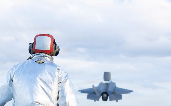 USS KEARSARGE Conducts Flight Operations