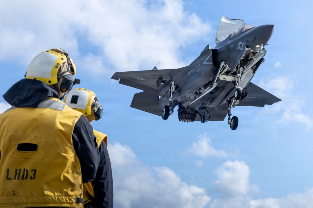 USS KEARSARGE CONDUCTS FLIGTH OPS