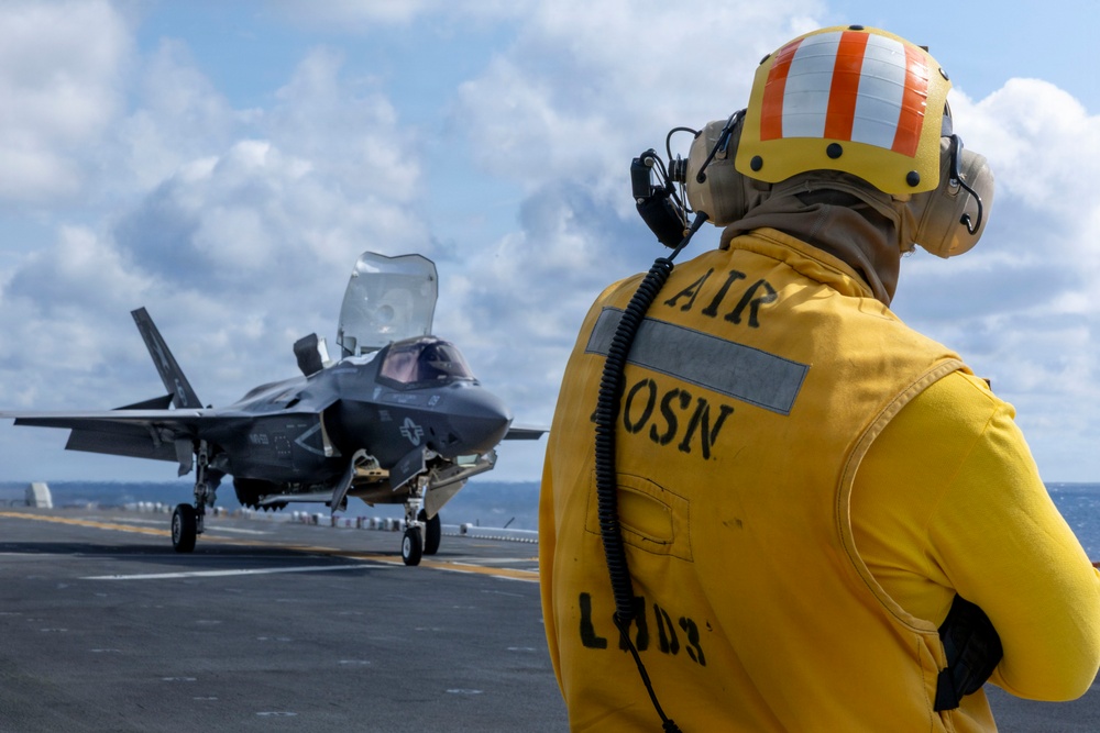 USS KEARSARGE CONDUCTS FLIGTH OPS