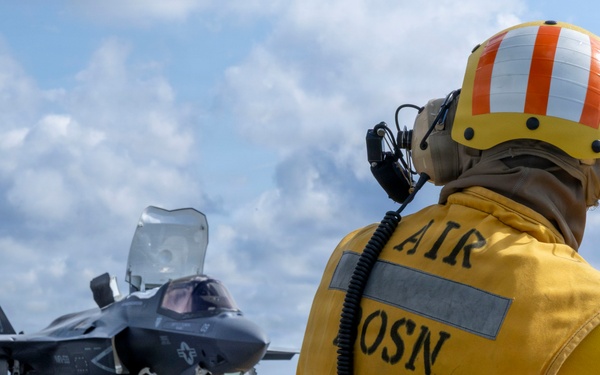 USS KEARSARGE CONDUCTS FLIGTH OPS