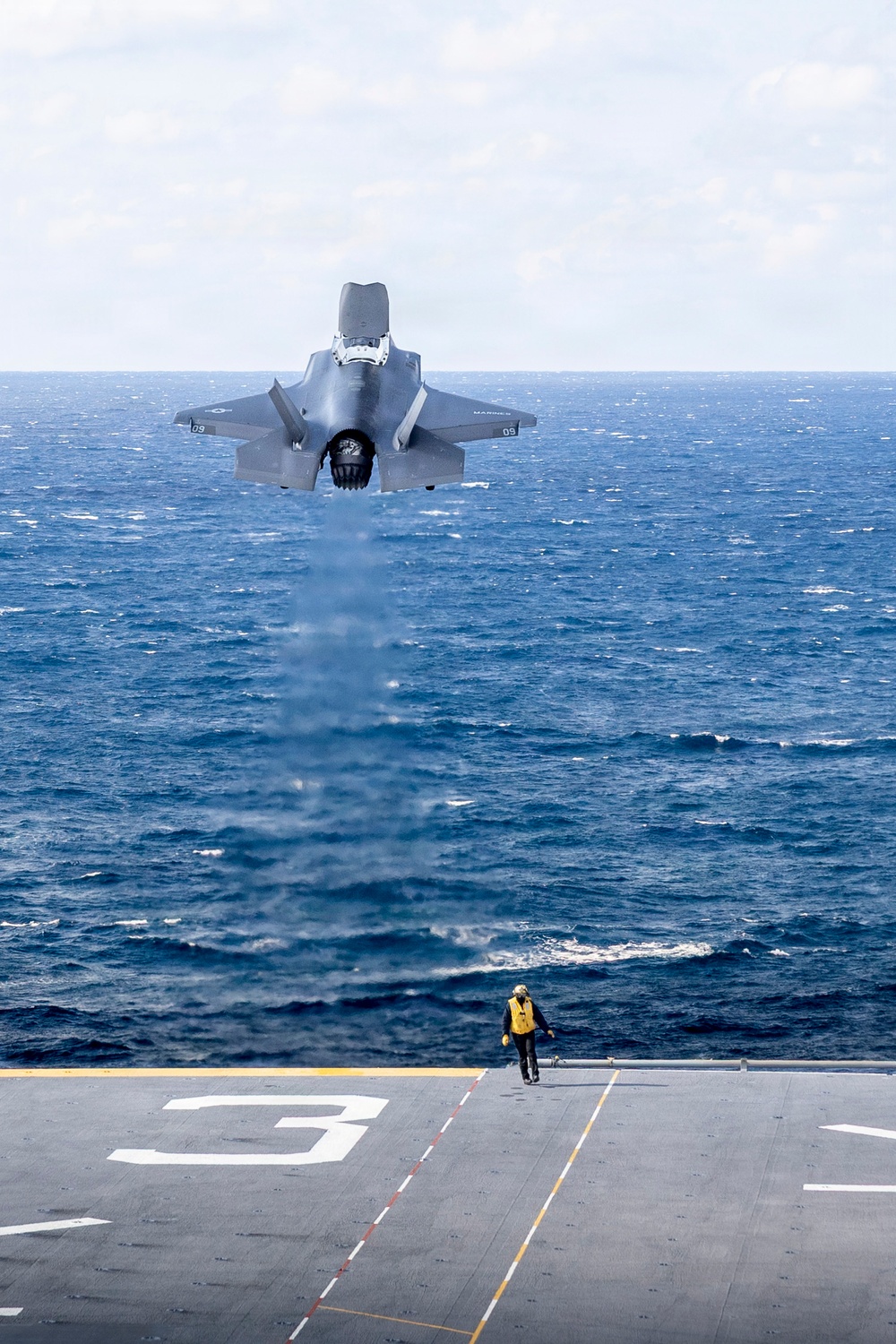 USS KEARSARGE CONDUCTS FLIGHT OPERATIONS