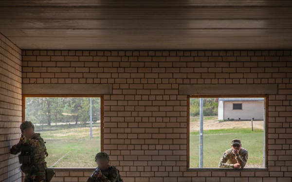 U.S. Soldiers Train Lithuanian Riflemen's Union on Close Quarters Battle