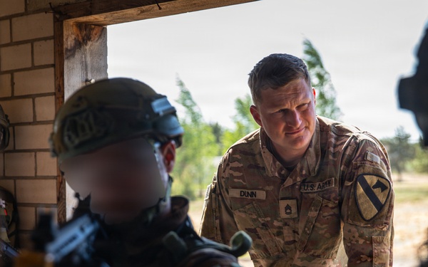 U.S. Soldiers Train Lithuanian Riflemen's Union on Close Quarters Battle