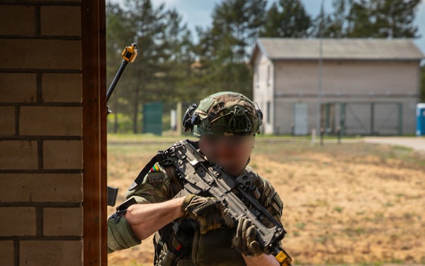 U.S. Soldiers Train Lithuanian Riflemen's Union on Close Quarters Battle