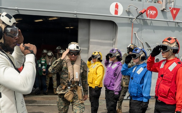 22nd MEU (SOC) | USSOUTHCOM Commander Visits USS IWO JIMA