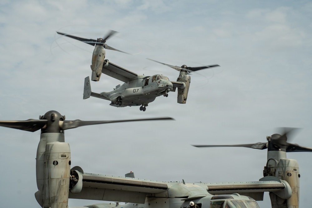 22nd MEU (SOC) | USSOUTHCOM Commander Visits USS IWO JIMA