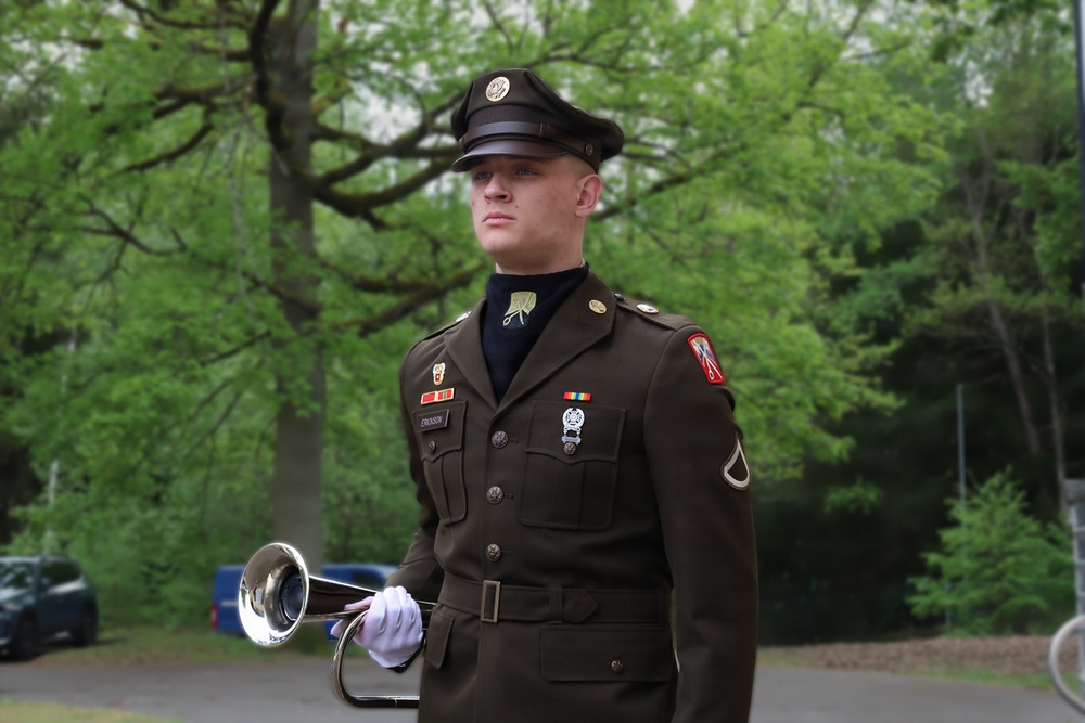 16th SB Soldier Prepares to Sound Taps for Retired MWD Perle X429
