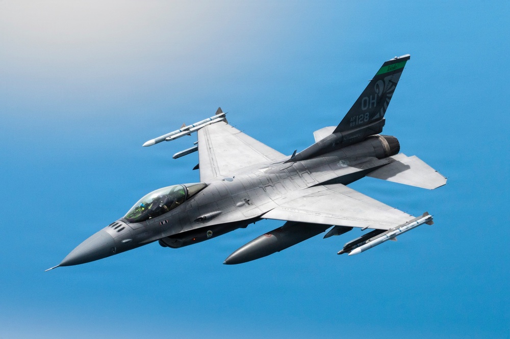 KC-135 refuels F-16
