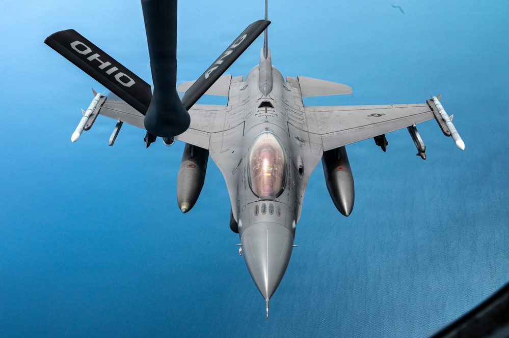 KC-135 refuels F-16