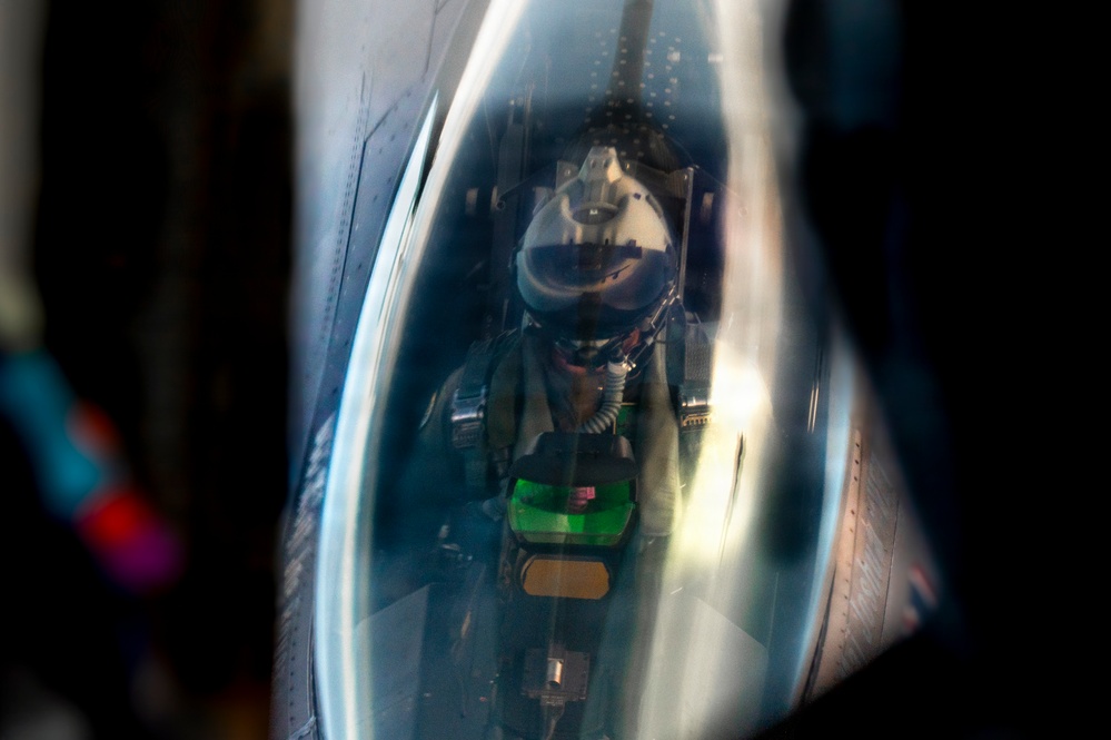 KC-135 refuels F-16