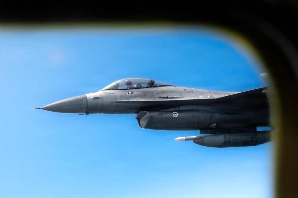 KC-135 refuels F-16