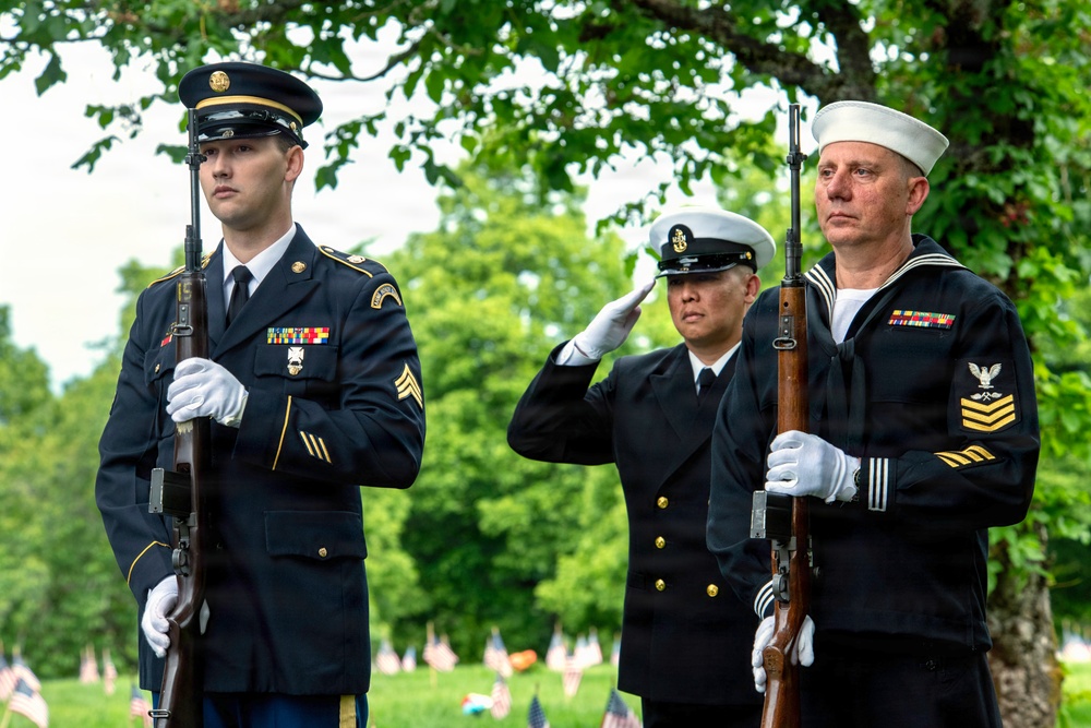 Oregon Soldiers and Airmen Honor Memorial Day in Regional Ceremonies