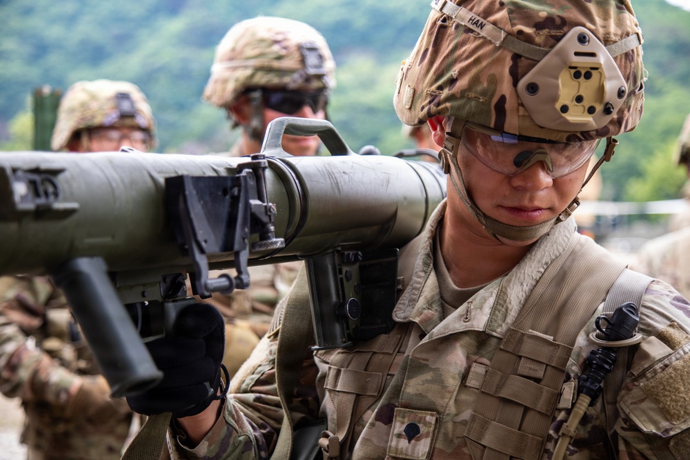 Soldiers Participate in Weapon Lanes During E3B Testing