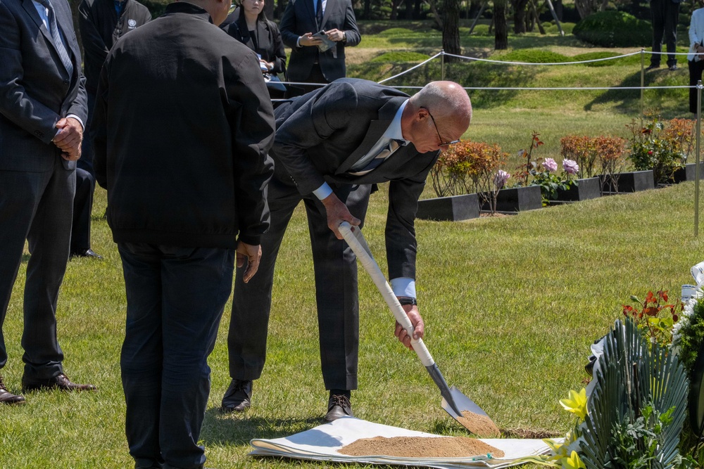 South Korean and U.S. Military Officials Honor Dutch Veteran at Memorial Ceremony