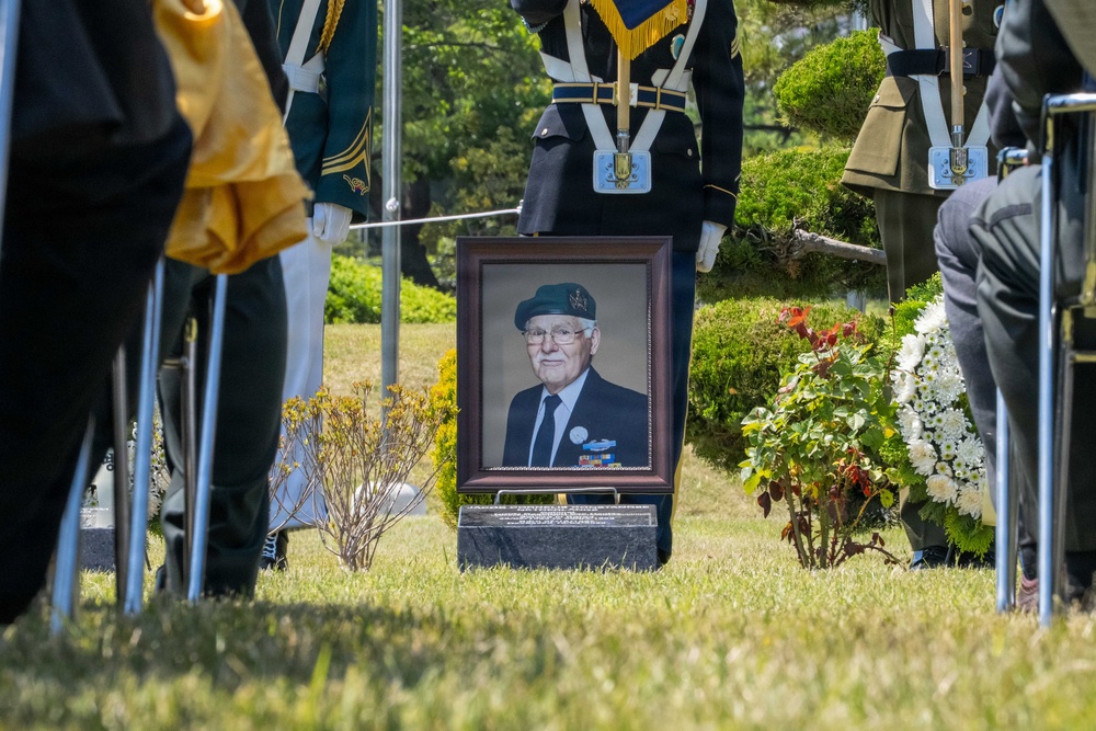 South Korean and U.S. Military Officials Honor Dutch Veteran at Memorial Ceremony