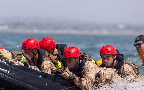 U.S. Marines, Reconnaissance Training Company, School of Infantry- West, conduct helocast training