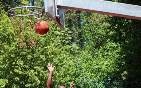 2nd Cavalry Regiment Soldiers compete in basketball preliminaries during Dragoon Week