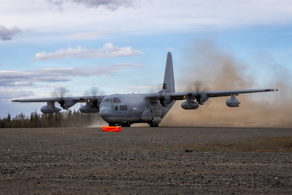 VMGR-152 performs touch and go landings