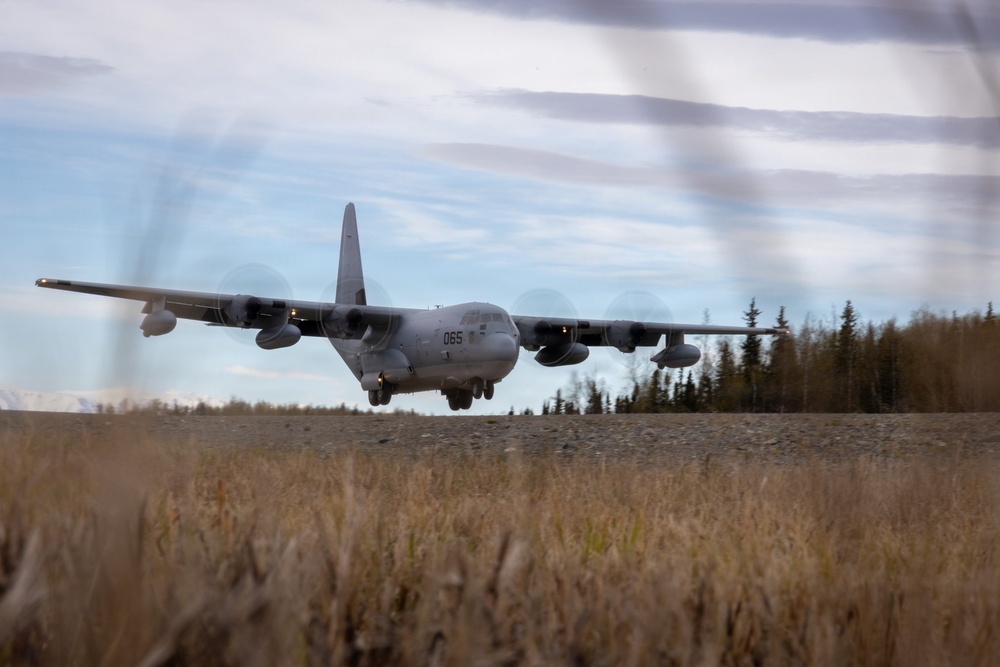 VMGR-152 performs touch and go landings