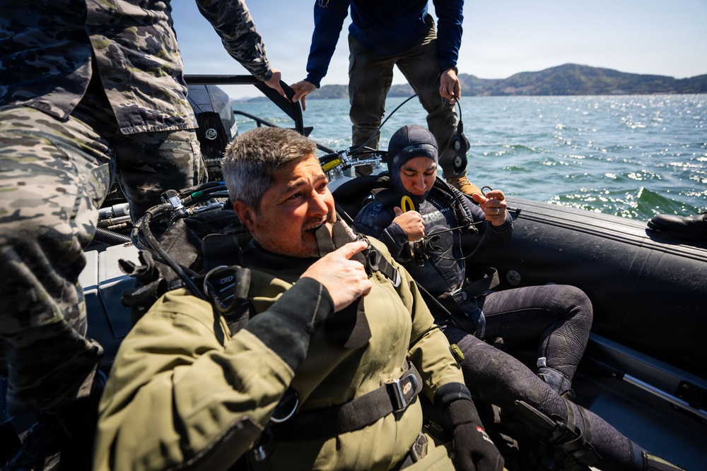 U.S., Republic of Korea, Australian Forces Conduct Joint Dive and Salvage Exercise in Jinhae