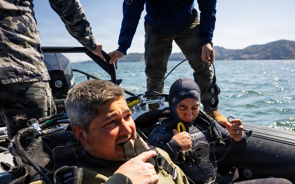 U.S., Republic of Korea, Australian Forces Conduct Joint Dive and Salvage Exercise in Jinhae