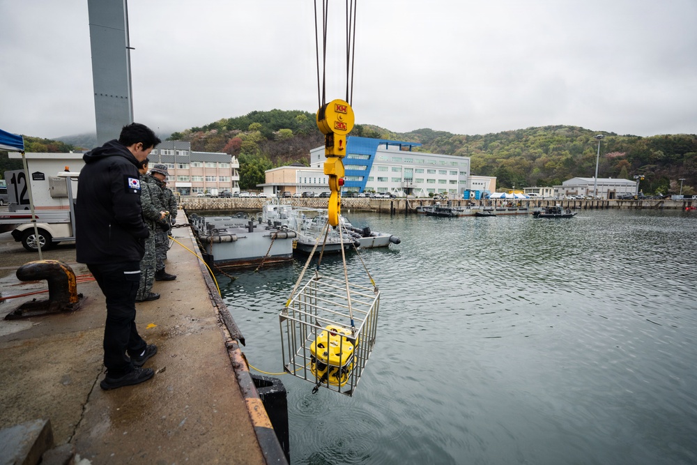 U.S., Republic of Korea, Australian Forces Conduct Joint Dive and Salvage Exercise in Jinhae