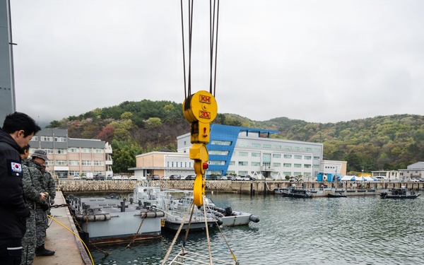 U.S., Republic of Korea, Australian Forces Conduct Joint Dive and Salvage Exercise in Jinhae