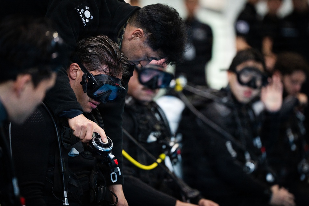 U.S., Republic of Korea, Australian Forces Conduct Joint Dive and Salvage Exercise in Jinhae