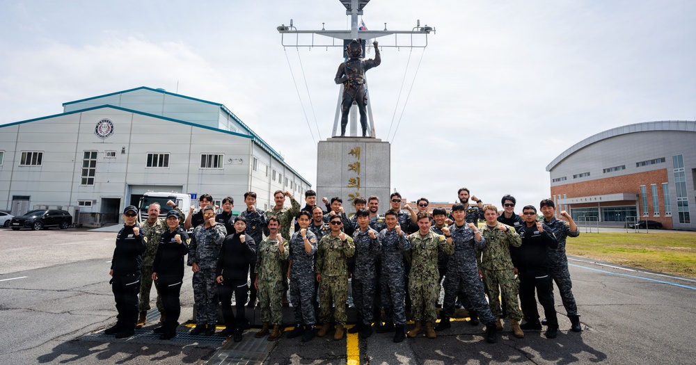 U.S., Republic of Korea, Australian Forces Conduct Joint Dive and Salvage Exercise in Jinhae