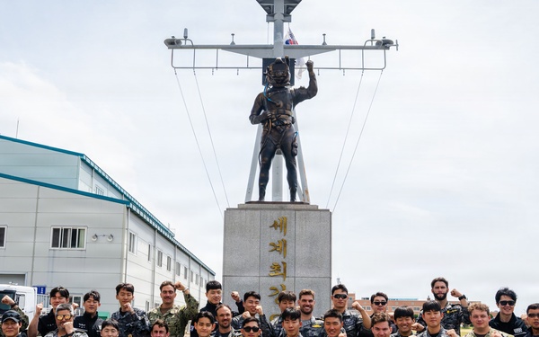 U.S., Republic of Korea, Australian Forces Conduct Joint Dive and Salvage Exercise in Jinhae