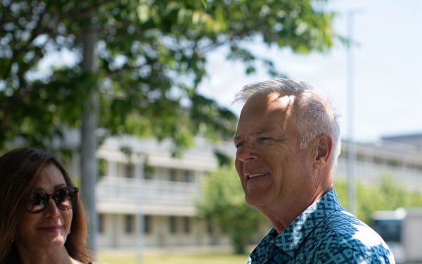 Retired U.S. Marine Corps Captain Visits MCAS Iwakuni